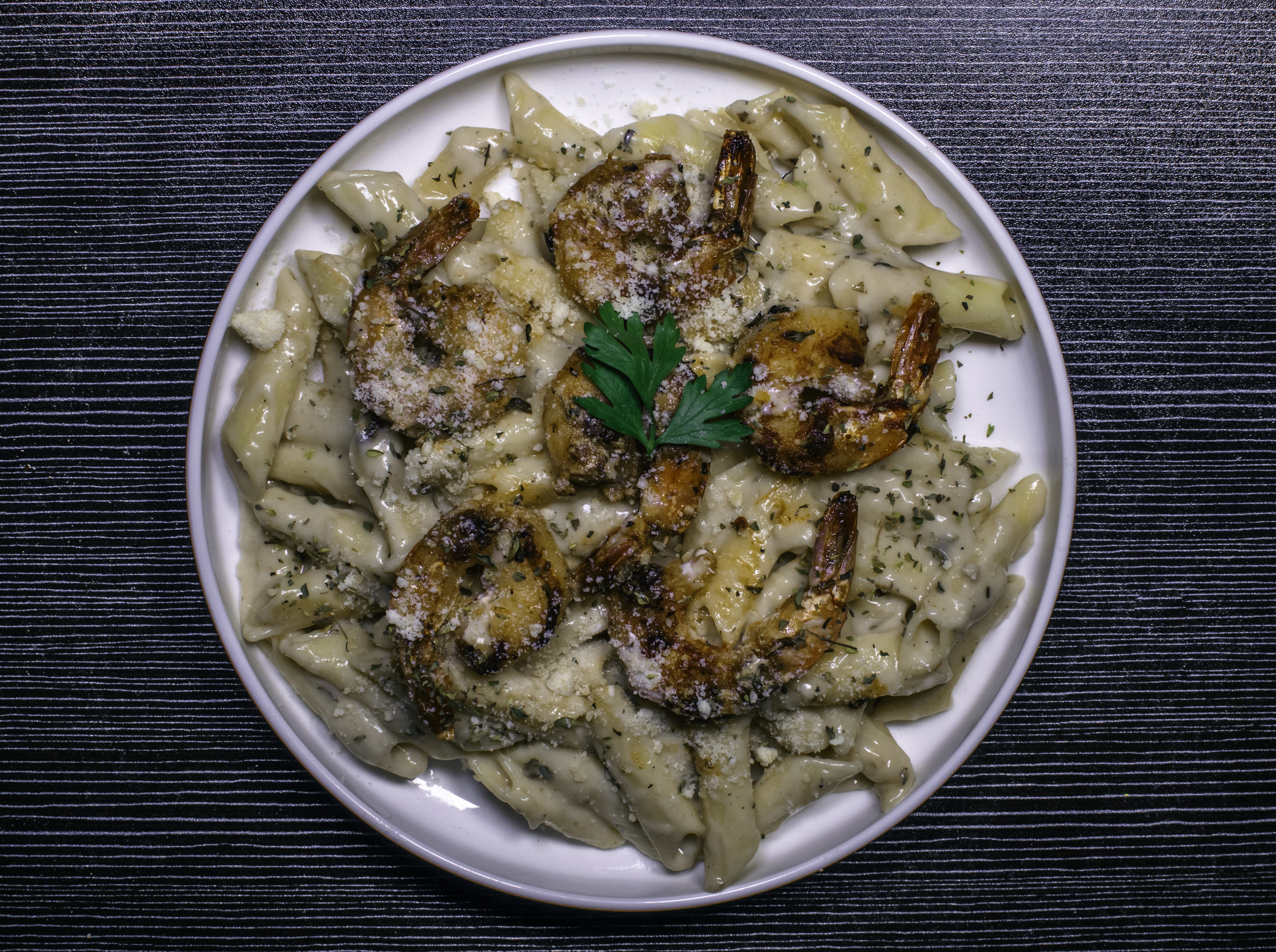 White pasta with shrimp sauce